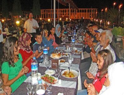 Belediye Fakir Ailelere İftar Verdi