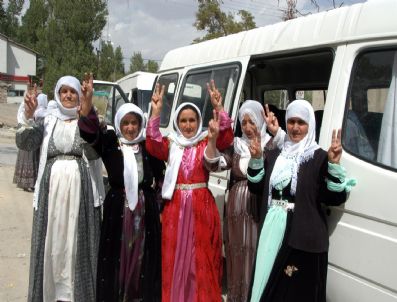 CANAN KORKMAZ - Canlı Kalkanlara Başkale`den Destek