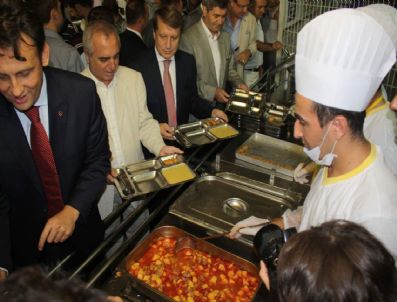 İşadamları Aşevinde Vatandaşlarla Orucunu Açtı