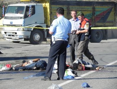 Kamyon Motosikletle Çarpıştı: 2 Ölü