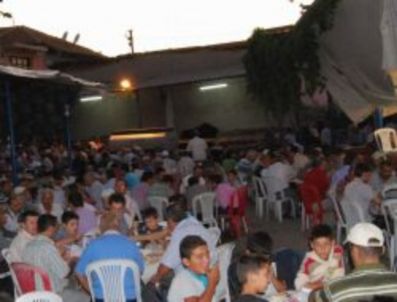 Kula`daki Manavlar Sebzeciler Derneği İftar Verdi