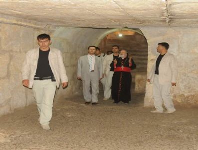 Mardin Valisi Turhan Ayvaz Deyrulzafaran Manastırı`nı Ziyaret Etti