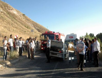 Minibüs İle Otomobil Çarpıştı: 5 Yaralı