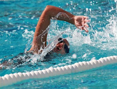 Minik Yüzücüler Birincilik İçin Kulaç Atıyor