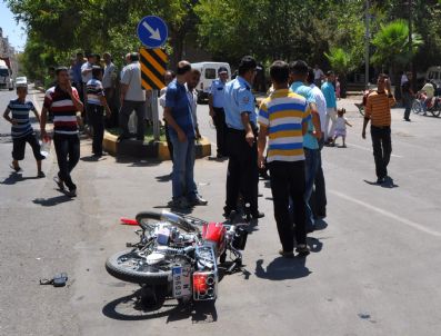 Motosikletlerin Çarpıştığı Kazada 2 Kişi Yaralandı