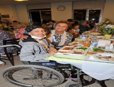 MAHMUT KOÇ - Nevin Gökçek`ten Onkoloji Hastalarına İftar