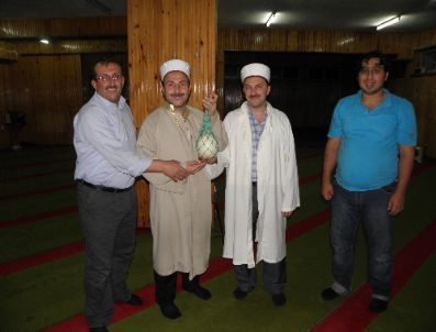 Of Sanayi Camii`ni Örümceklerden Devekuşu Yumurtası Koruyor