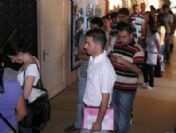 Öğretmen Adayları Atama Başvurusu İçin Uzun Kuyruklar Oluşturdu