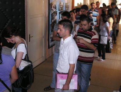 Öğretmen Adayları Atama Başvurusu İçin Uzun Kuyruklar Oluşturdu