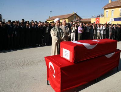 SADİR DURMAZ - Şehit Uzman Çavuş Erhan Ar Gözyaşları Arasında Toprağa Verildi