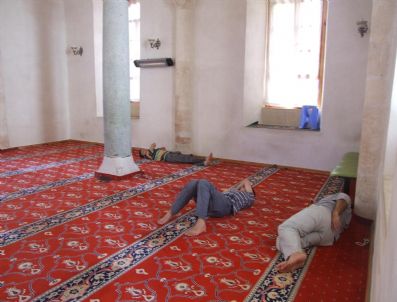 Sıcaktan Bunalan Klimalı Camilere Koştu
