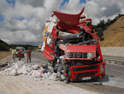Tır, Taş Yüklü Kamyona Çarptı: 2 Yaralı