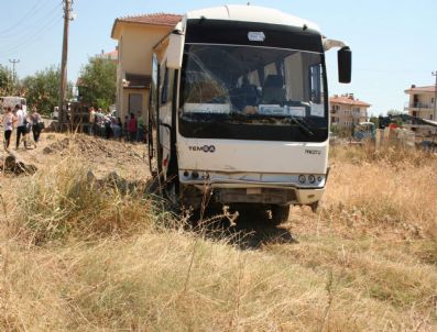 Turist Dolu Tur Otobüsü İle Özel Araç Çarpıştı; 4 Yaralı
