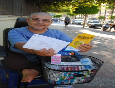 Yürüme Engelli Vatandaş, Mendil Satarak Kazandığı 20 Lirayı Somali`ye Gönderdi