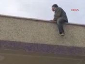 Açlık grevi yapan kardeşini ikna için çatıya çıktı