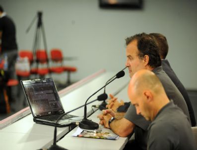 Atletic Bilbao Teknik Direktörü Bielsa`ya Basın Toplantısında Sürpriz Haber