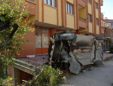 HÜSEYIN İKA - Takla atan arabadan çıkıp doğum yaptı