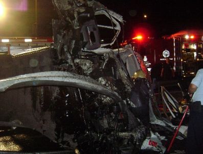 Çevik kuvvet minibüsü takla attı 1'i ağır 4 polis yaralı