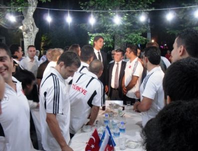 İBRAHİM KUTLUAY - Egemen Bağış’tan Güreşçilere Destek