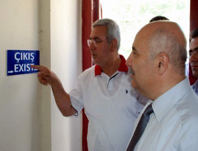 `exit` Yerine `exist` Levhası Yıllardır Turistlere Yön Verdi