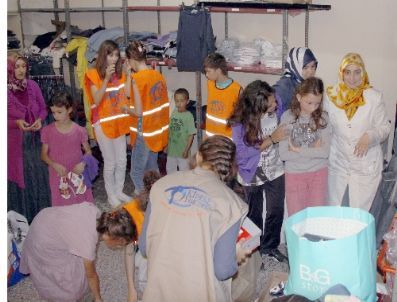 Feza Koleji Öğrencileri Harçlıkları İle 40 Çocuğu Giydirdi