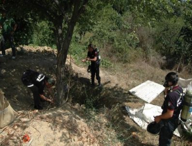 Gaz Maskesiyle Kazı Yapan Defineciler Yetkileri Şaşırttı