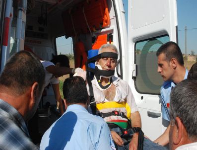 İSMAIL ATIK - İzmir`de Trafik Kazası: 2 Yaralı