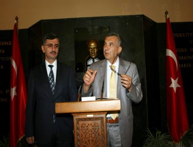 TURHAN TOPÇUOĞLU - Kıbrıs Meclis Başkanı Hasan Bozer: