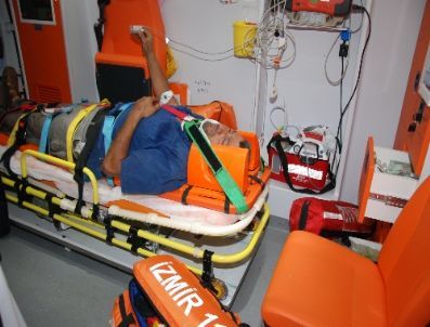 Tır`ın Üstündeki Konteyner Yola Devrildi; 2 Yaralı