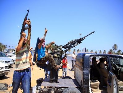 Trablus’ta Muhalifler Kaddafi’yi Arıyor