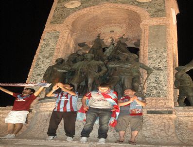 Trabzonspor Taraftarı Taksim`de Şampiyonlar Ligi`ni Kutladı