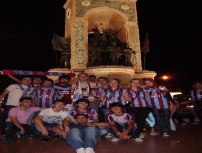 Trabzonsporlular Tff’nin Kararını Taksim’de Kutladı