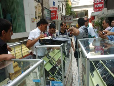 Adana`daki Seyyar Cep Telefonu Satıcılarına Yönelik Operasyon