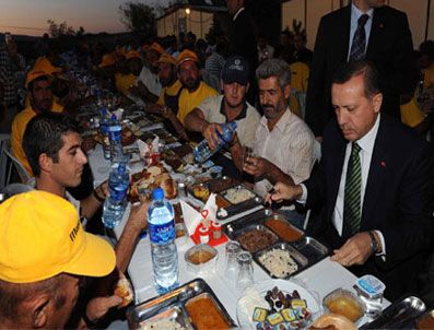 EFKAN ALA - Başbakan Erdoğan, Karayolu İşçileriyle İftar Yaptı