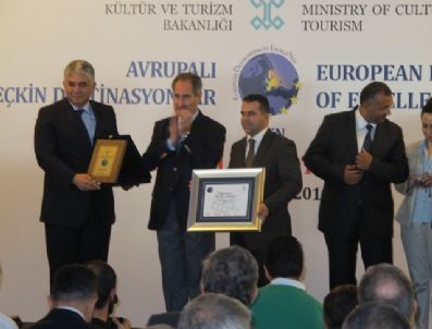 Başkan Aksoy Ödülünü Bakandan Aldı