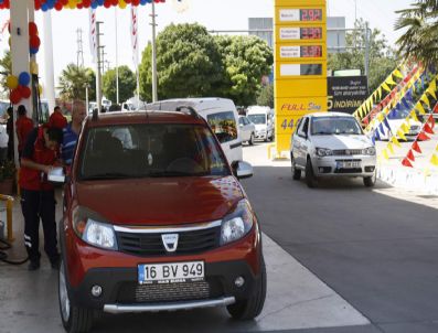 Bursa`da Ucuz Akaryakıt İzdihamı