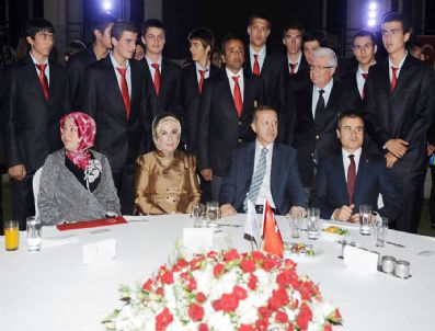 CEM SULTAN - Bursalı Dünya Şampiyonları Başbakan Erdoğan İle Buluştu