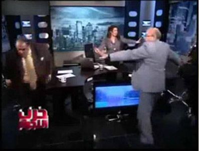 Canlı yayında sandalyeyi kaptı