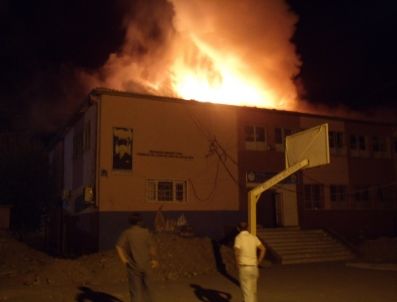 Cizre’de İlköğretim Okulunun Çatısı Yandı