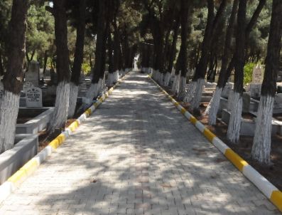 SALIH OMURTAK - Çorlu Belediyesi`nin Kadın İşçileri, Mezarlıkları Bayrama Hazırlıyor