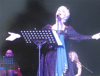UZUN İNCE BIR YOLDAYıM - Esin Avşar'ın 'Caz Yorumlarıyla Aşık Veysel'ini bir kez daha müzikseverlerin beğenisine sundu.