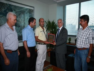 Eğitimciler Zihni Aldırmaz`a Plaket Verdi