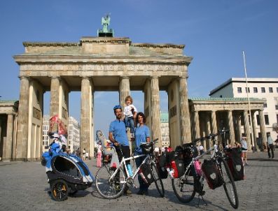 BRANDENBURG - İki Yaşındaki Bebekleriyle 3 Bin 500 Kilometre Pedal Çevirdiler