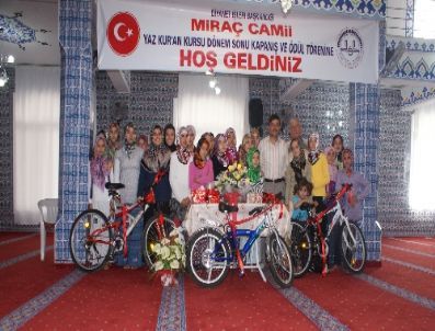 Kadirli’de Kur’an Kursunu Tamamlayanlar Ödüllendirildi