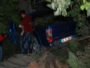Kamyonet Evin Bahçesine Uçtu