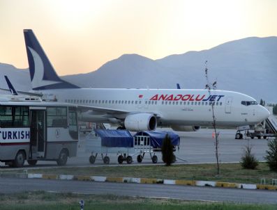 Kuş Sürüsüne Çarpan Uçak Zorunlu İniş Yaptı