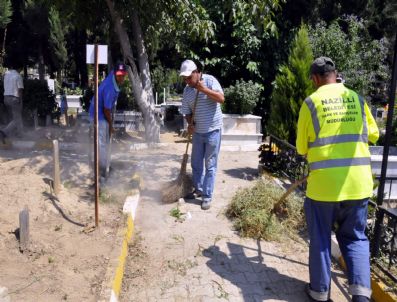 Mezarlıklar,  Bayrama Hazırlanıyor