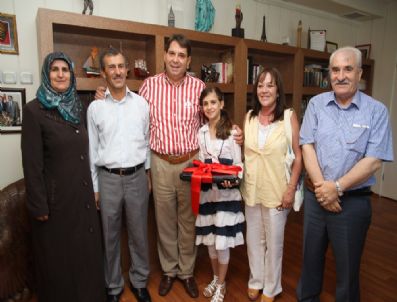 Minik Zeynep`e İki Ödül Birden