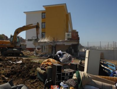 Okul Bahçesinde Kalan Kaçak İnşaat Yıkıldı