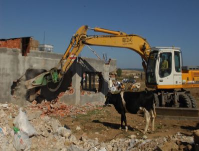 Okul Bahçesindeki Gecekondu Yıkıldı